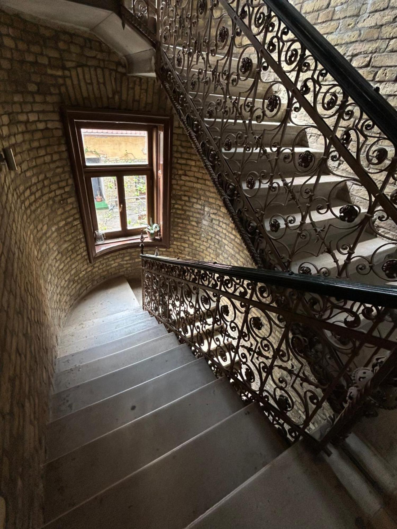 Velez Haz, Budapest